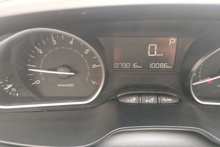 标致2008 2014款 1.6L 自动时尚版中控内饰15