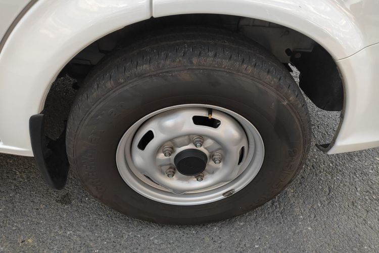 江铃福顺 2025款 2.0T 8AT柴油短轴中顶商运型多功能乘用车5/6座车身外观10