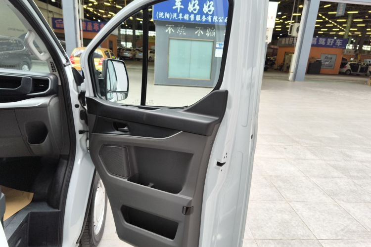 福特 全顺 2023款 2.0T汽油自动多功能商用车中轴低顶5/6座中控内饰42