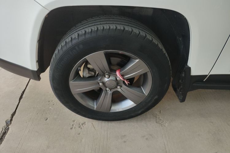 Jeep 指南者(进口) 2014款 改款 2.4L 四驱舒适版车身外观35