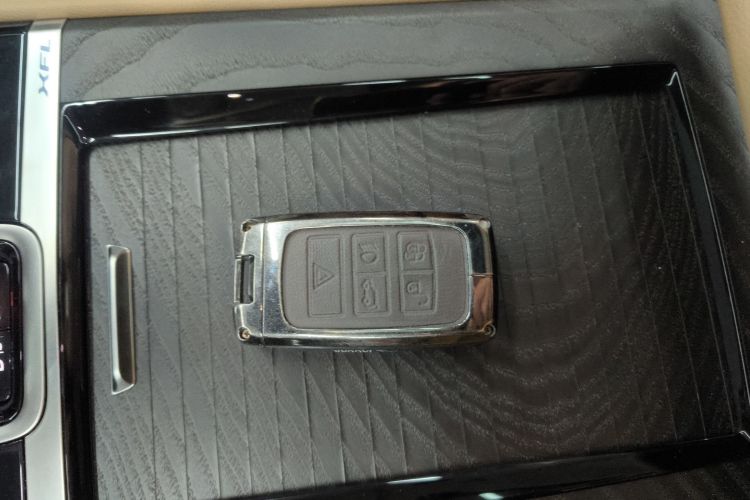 捷豹XFL 2024款 2.0T P250 两驱尊享豪华版中控内饰11