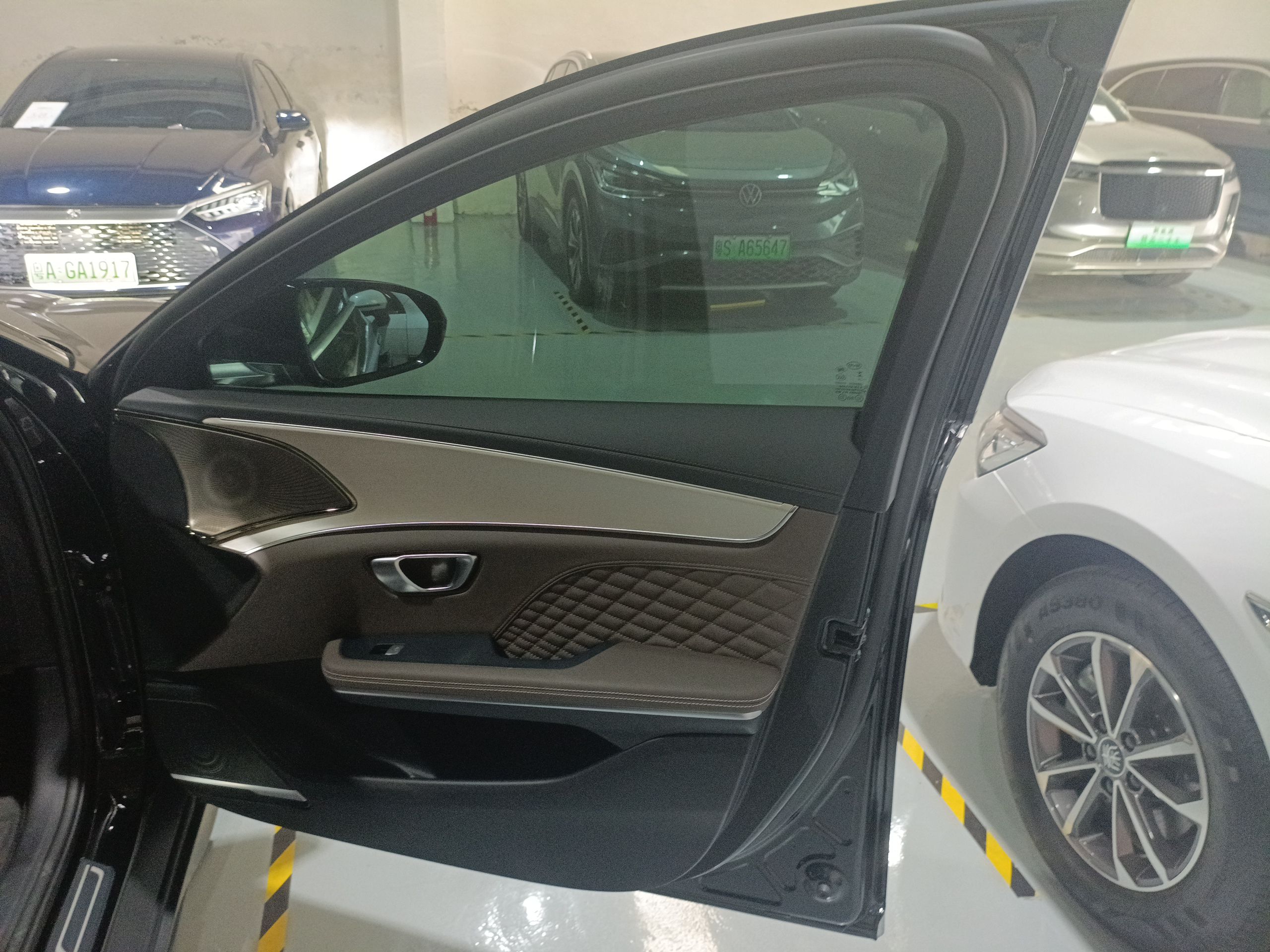 比亚迪 汉 2024款 DM-i 荣耀版 121KM 精英型