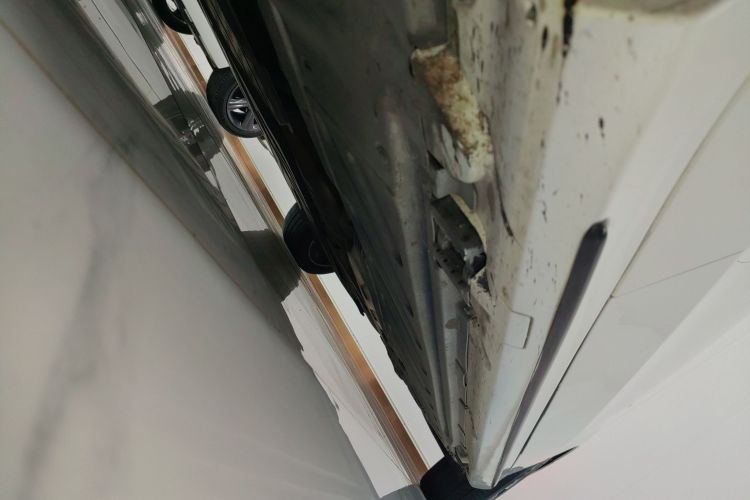 奔驰C级 2019款 C 260 运动版机舱底盘30