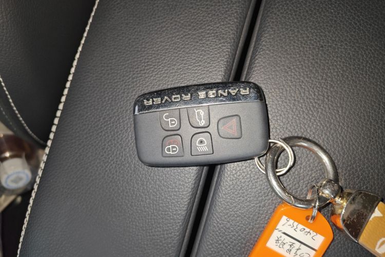 路虎 揽胜星脉 2020款 P250 R-DYNAMIC S中控内饰7001