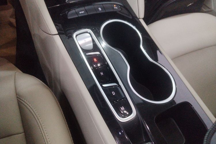 别克 君威 2021款 552T 精英型中控内饰18