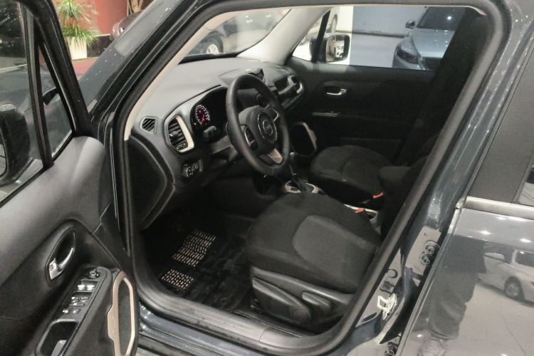 Jeep 自由侠 2017款 180T 自动高能版中控内饰20