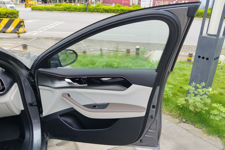 比亚迪 秦PLUS 2023款 冠军版 DM-i 120KM卓越型中控内饰7005