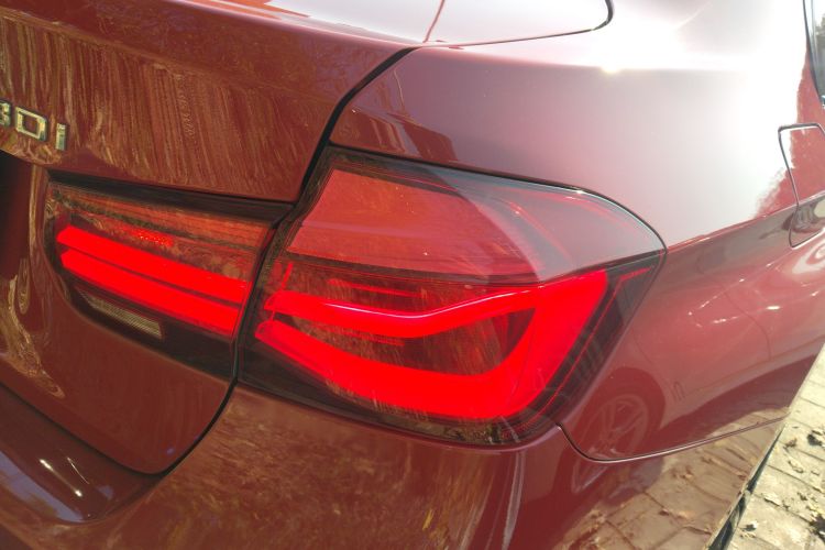 宝马3系 2019款 320i M运动曜夜版车身外观9