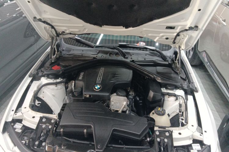 宝马4系 2014款 428i  xDrive Gran Coupe 设计套装型机舱底盘24