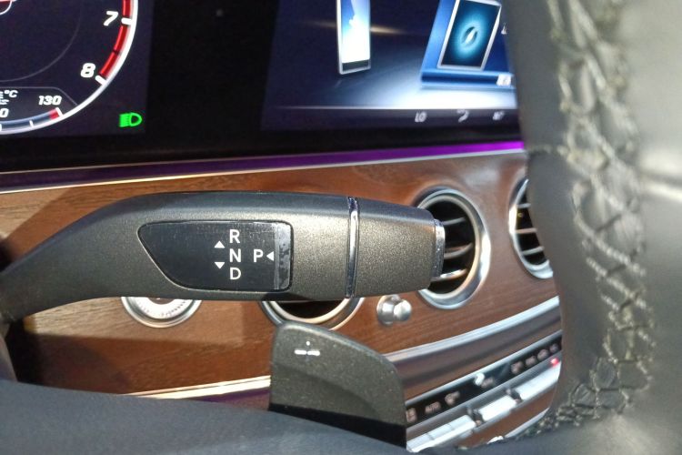 奔驰E级 2020款 E 300 L 豪华型中控内饰18