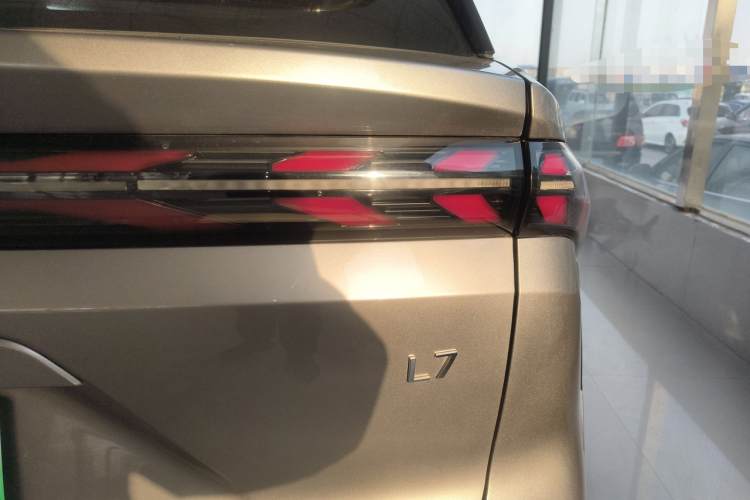 吉利银河 银河L7 2023款 1.5T 115km 星舰车身外观9