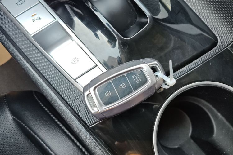 现代 伊兰特 2021款 1.5L CVT LUX尊贵版中控内饰7001