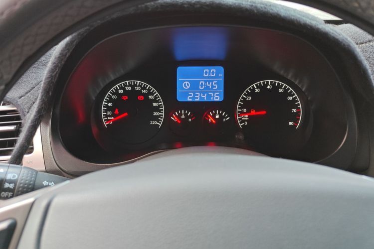 奇瑞 瑞虎3 2015款 1.6L 手动智尚纪念版中控内饰14