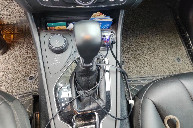 Jeep 自由光 2019款 2.0T 四驱探享版 国VI中控内饰18