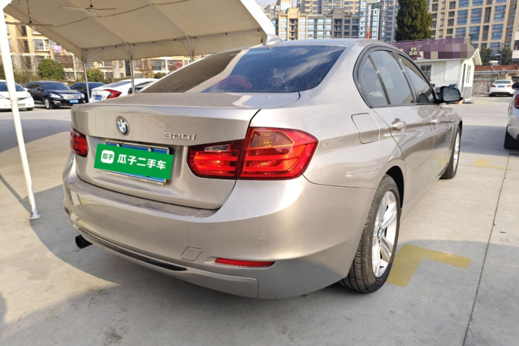 宝马3系 2014款 320i 运动设计套装车身外观7