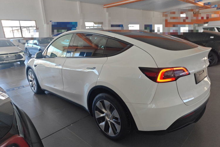 特斯拉 Model Y 2021款 标准续航后驱版车身外观4