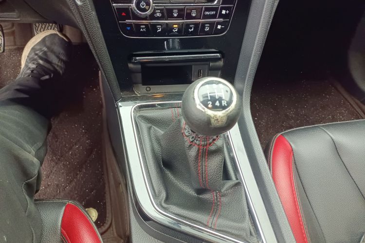 启辰D60 2018款 1.6L 手动智联精英版中控内饰18