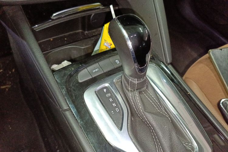 别克 君威 2019款 20T 精英型 国V中控内饰18