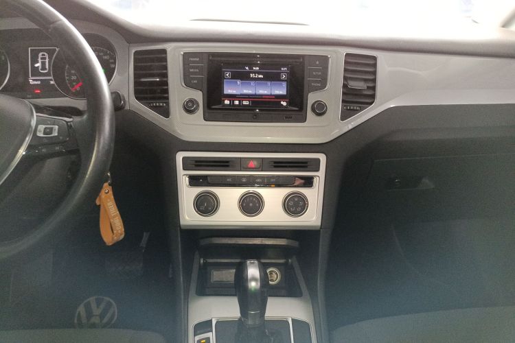 大众 高尔夫·嘉旅 2016款 230TSI 自动进取型中控内饰16