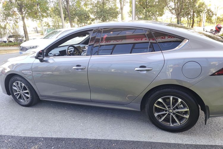 比亚迪 秦PLUS 2023款 冠军版 DM-i 55KM领先型车身外观4