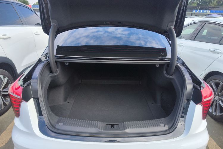 红旗H5 2023款 1.5T DCT智联旗韵版机舱底盘23