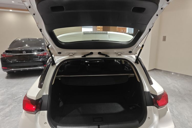 雷克萨斯CT 2017款 CT200h 精英版 单色 国VI机舱底盘23