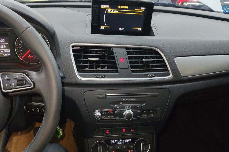 奥迪Q3 2018款 30周年年型 30 TFSI 时尚型局部细节16