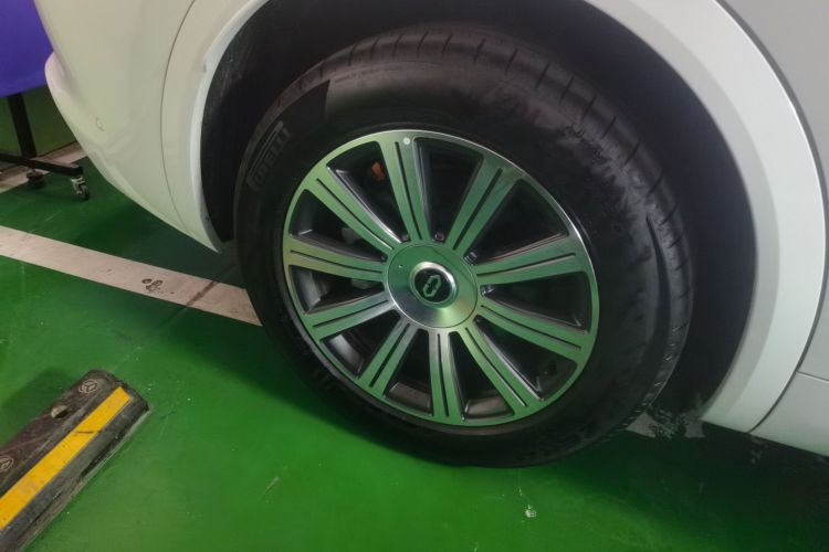 鸿蒙智行 问界M8 2025款 增程 Max+版 53.4kWh 6座版车身外观6008