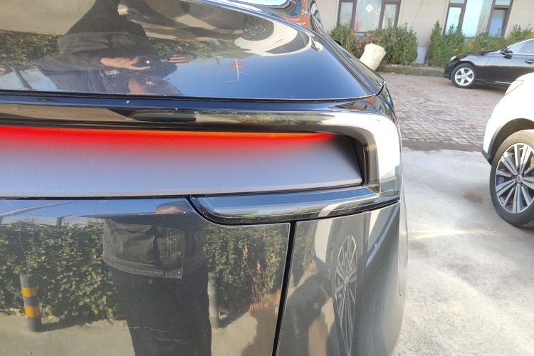 特斯拉 Model Y 2025款 后轮驱动版车身外观9