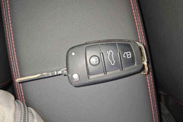 奥迪Q2L 2024款 35TFSI 进取动感型中控内饰11