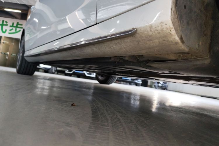 奔驰E级 2020款 E 300 L 运动豪华型局部细节9001