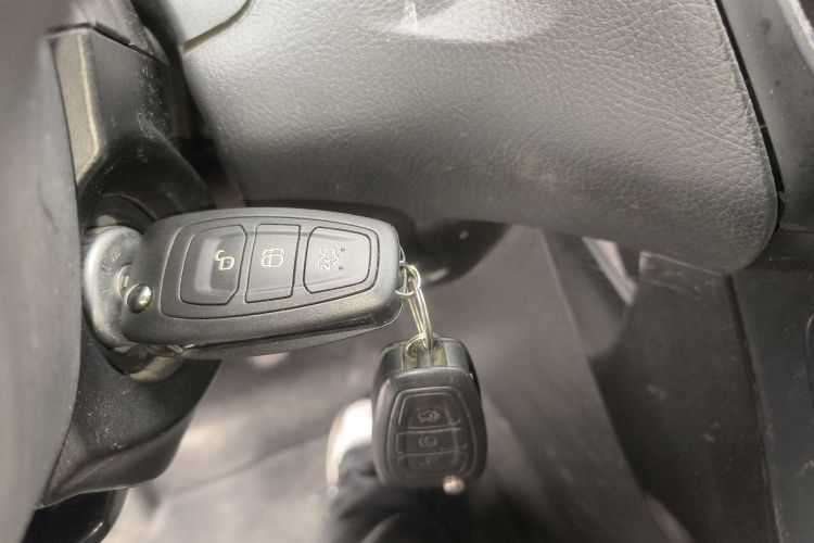 福特 福克斯 2017款 三厢 1.6L 手动风尚型智行版中控内饰11