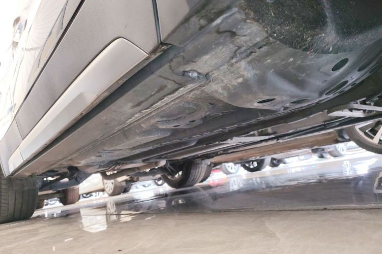 凯迪拉克XT4 2021款 28T 两驱领先型机舱底盘29