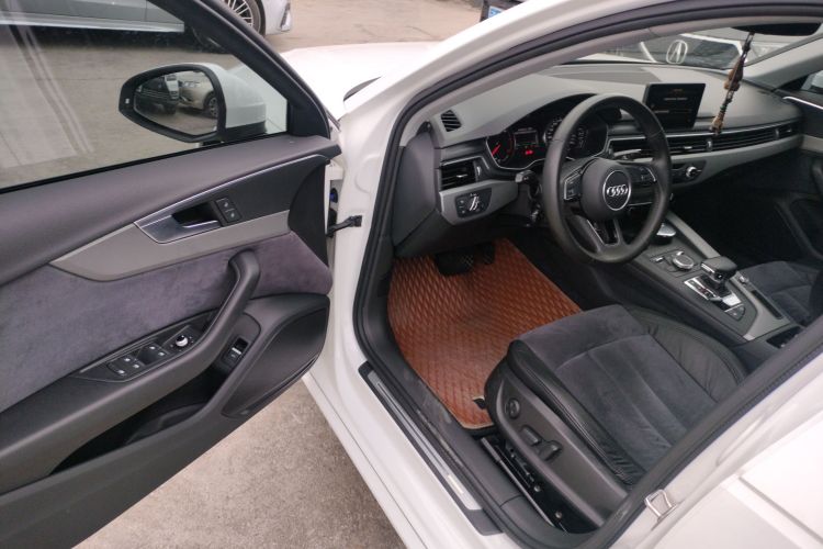奥迪A4L 2019款 40 TFSI 进取型 国V中控内饰20