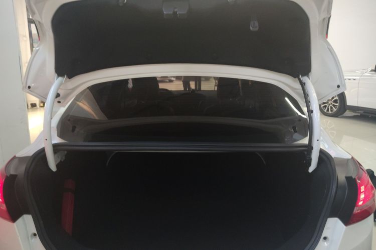 福特 福克斯 2018款 三厢经典 1.6L 自动风尚型智行版机舱底盘23