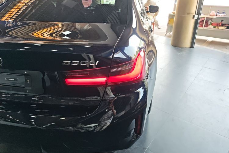 宝马3系 2025款 330Li M运动曜夜套装车身外观6006