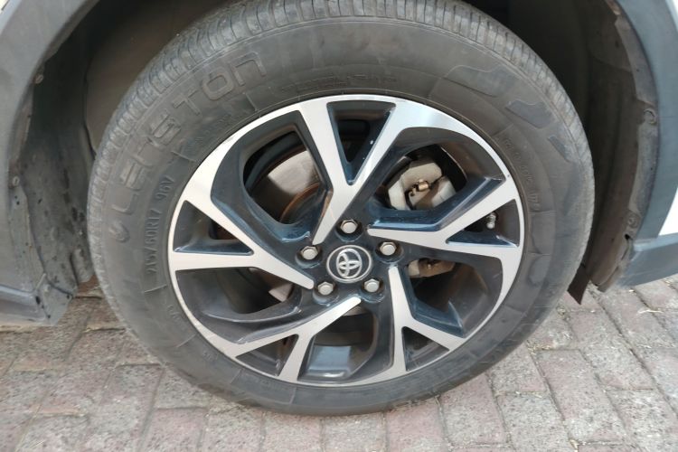 丰田C-HR 2018款 2.0L 领先天窗版 国V车身外观10