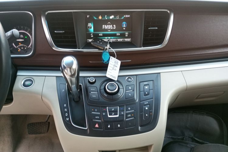 别克GL8 2017款 25S 豪华型 国V中控内饰18