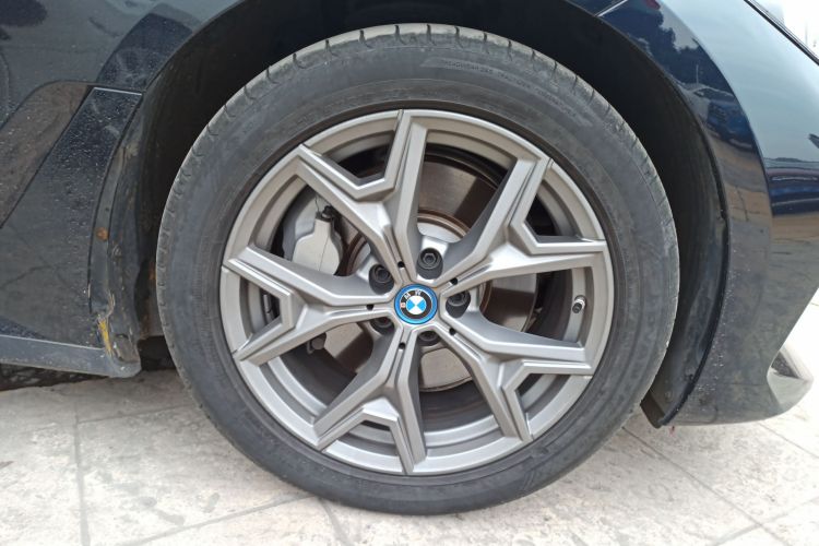 宝马i3 2022款 eDrive 35 L车身外观10