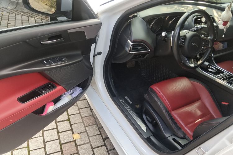 捷豹XE 2017款 2.0T 200PS R-Sport中控内饰7003