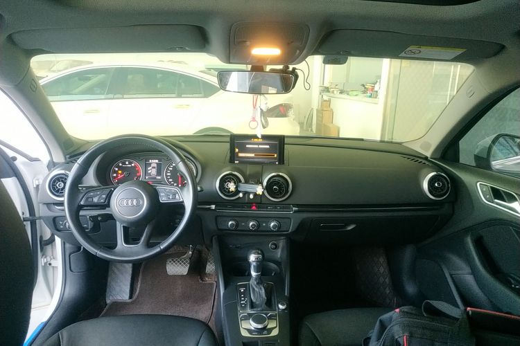 奥迪A3 2018款 30周年年型 Sportback 35 TFSI 时尚型中控内饰12