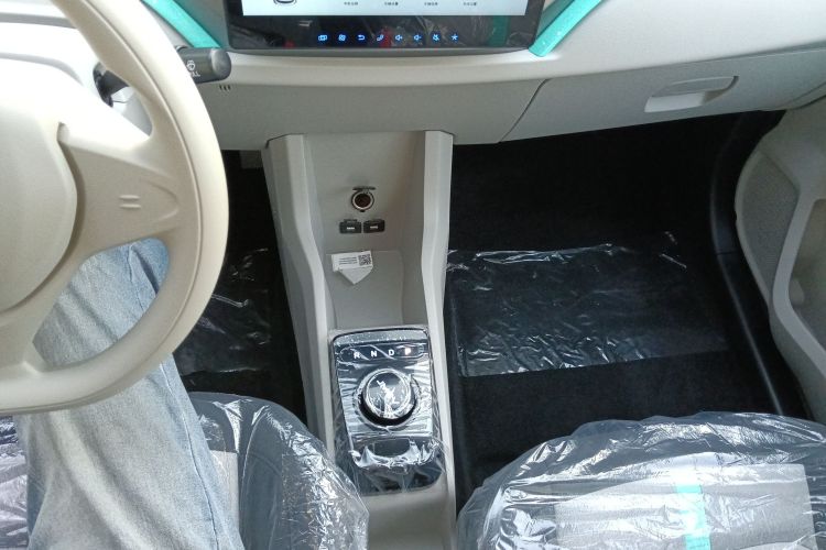 江铃集团新能源 易至EV3 2025款 Plus 330KM舒适型中控内饰18