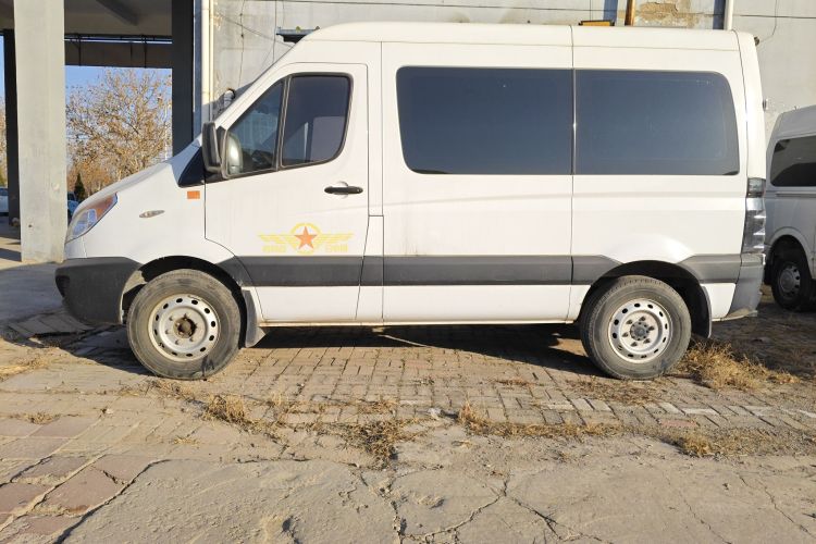 江汽集团 星锐 2022款 2.0T节油王PLUS快运版短轴6-7座HFC4DB3-2E4车身外观4