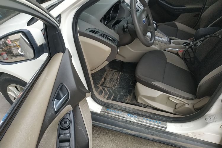 福特 福克斯 2012款 三厢 1.6L 自动舒适型中控内饰20