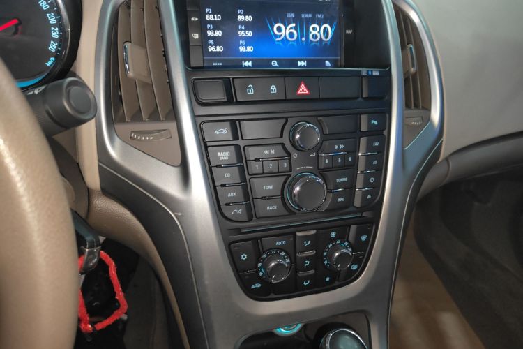 别克 英朗 2013款 GT 1.6L 自动时尚版中控内饰16