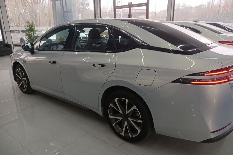 埃安 AION S Plus 2022款 70 智领版车身外观4