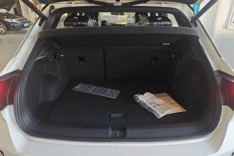 大众 T-ROC探歌 2025款 改款二 300TSI DSG两驱星光版机舱底盘23