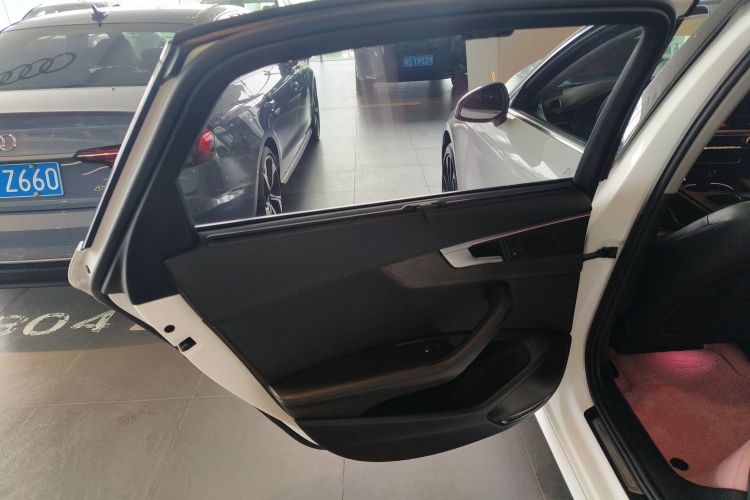 奥迪A4L 2022款 40 TFSI 豪华致雅型中控内饰49