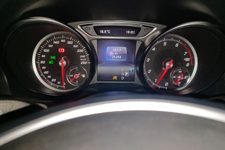 奔驰GLA 2018款 GLA 200 时尚型中控内饰15