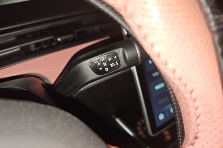 哪吒汽车 哪吒V 2022款 潮 400 Lite 粉色定制款中控内饰18